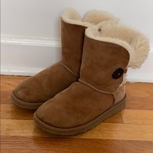 UGG Bailey Button Boot in Tan